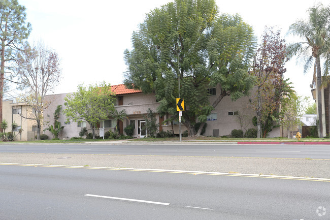 Building Photo - Villa Topanga