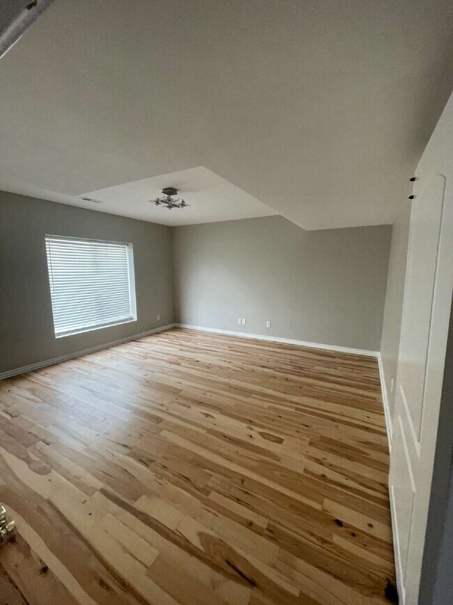 Building Photo - "Chic 3-Bed Townhouse with Scenic Views & ...
