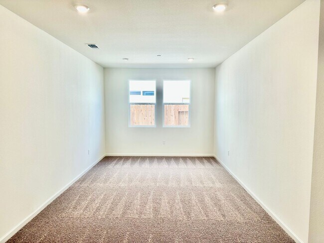 Foto del edificio - Lovely 4/2 Near Clovis East