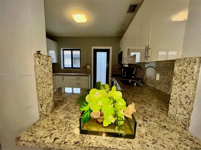 Foto del edificio - 3297 SW 26th St