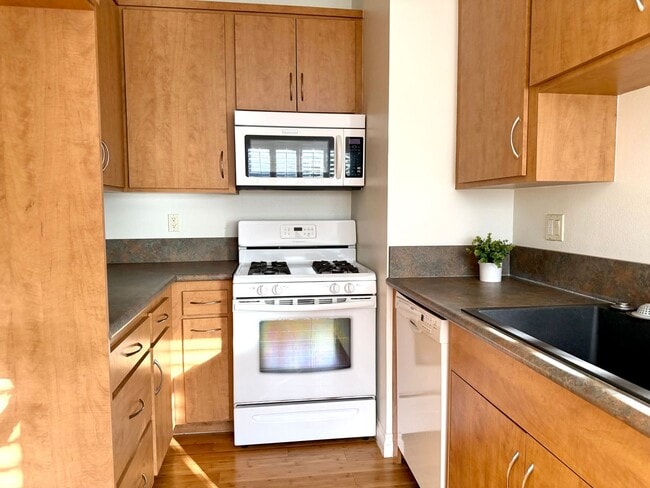 Building Photo - Light-filled, two-story 3-bedroom, 2.5-bath condo in the heart of Thousand Oaks!