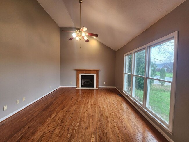 Building Photo - $2000 Breathtaking Sango Split Foyer 4 Bed...