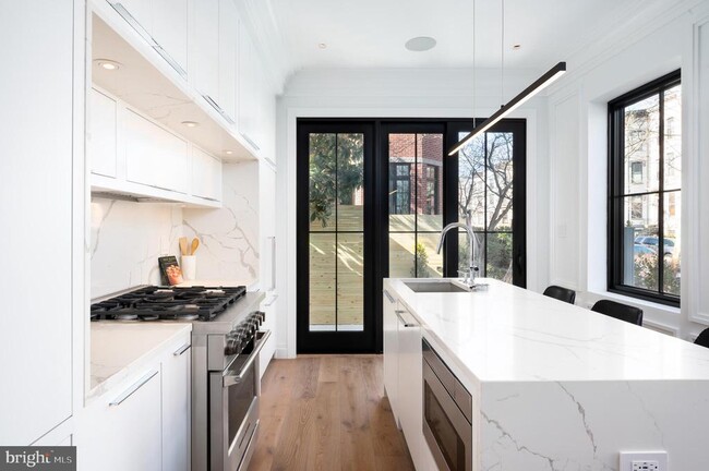Foto del edificio - 1300 Q St NW