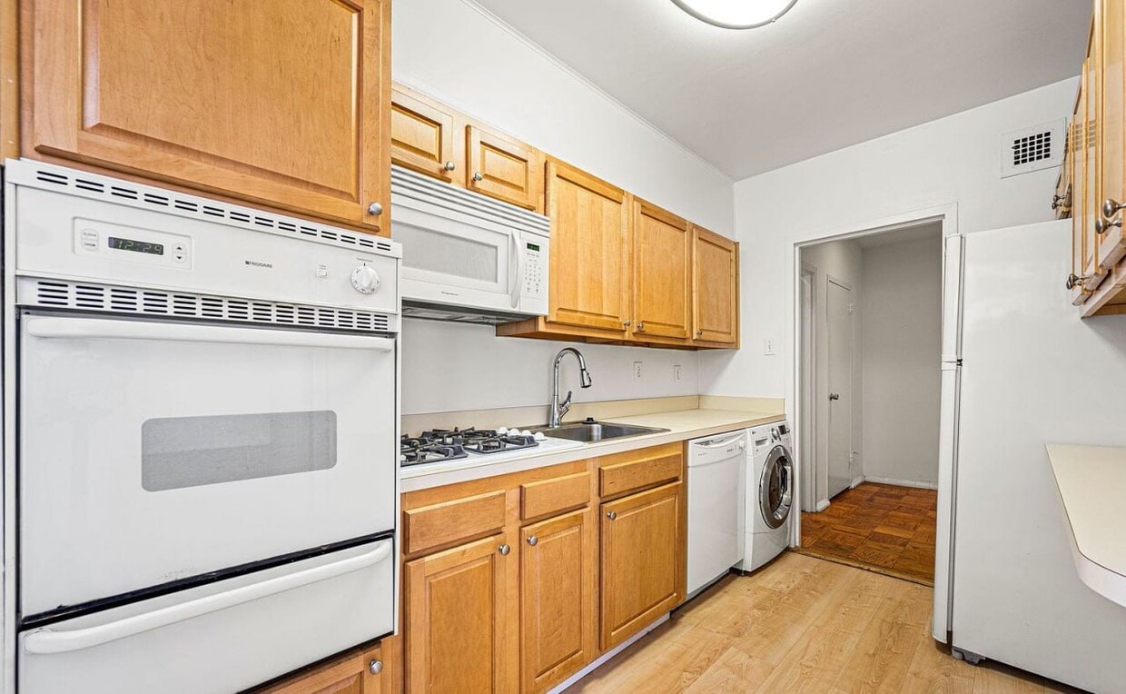 Building Photo - 220 W Rittenhouse Sq