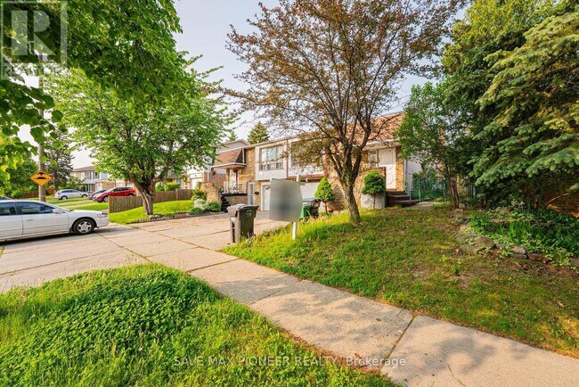 Building Photo - 122 Centre St N