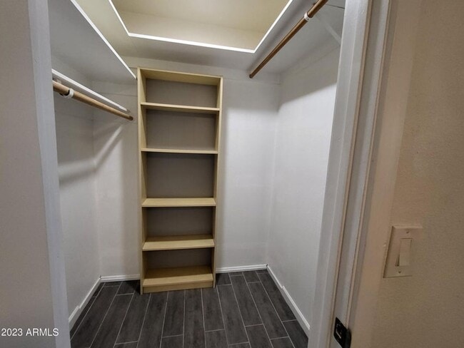 Building Photo - 3 Bedroom 2 Bathroom Central Estates Home