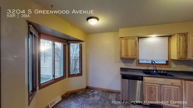 Foto del edificio - 3204 S Greenwood Ave