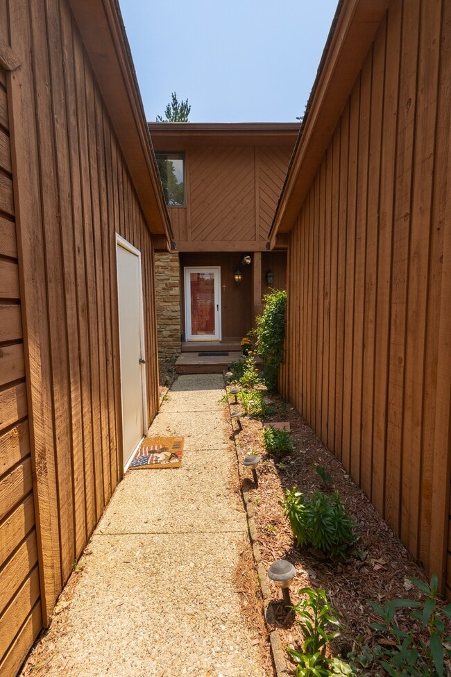 Building Photo - 3191 Sycamore Dr