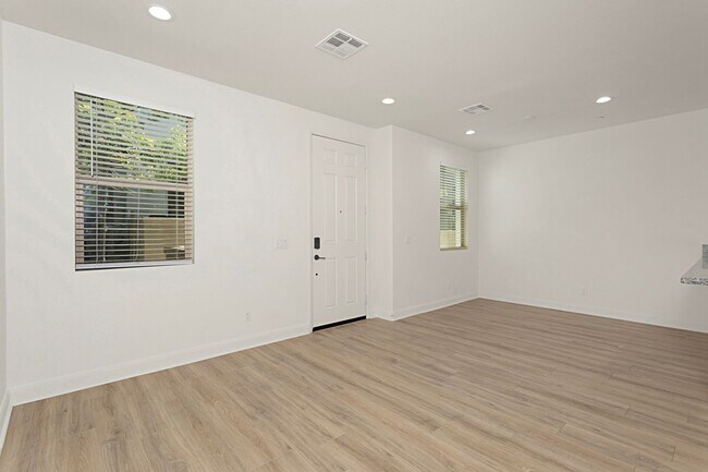 Building Photo - 2116 Solara Ln