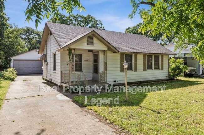 Photo - 2006 Oakwood St House