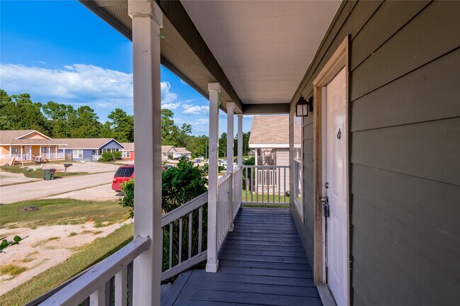 Building Photo - 121 Varsity Dr