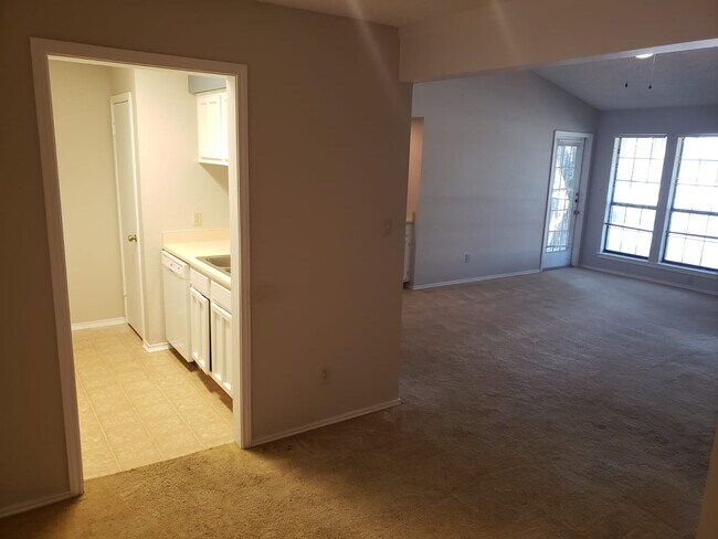 Sala de estar desde la cocina - 1202 Thorpe Ln