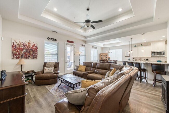 Foto del edificio - Gorgeous 4/2 Crown Home In Riverstone Community