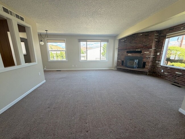Building Photo - 3-bedroom 2-bathroom Single Family Home
