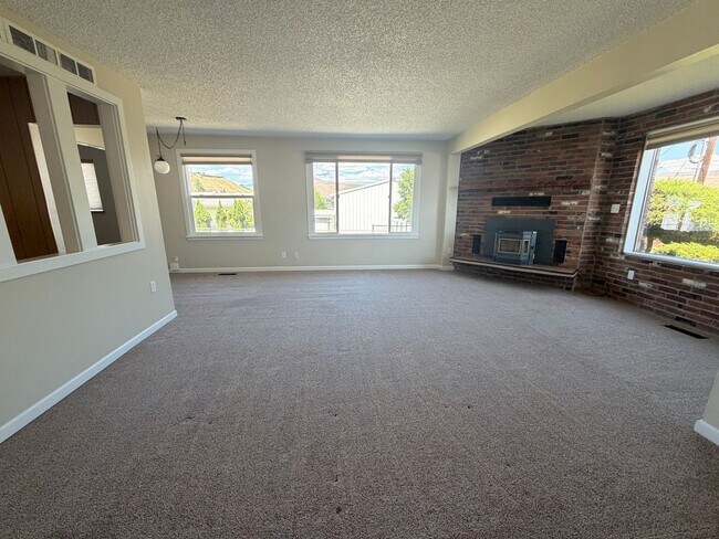 Foto del edificio - 3-bedroom 2-bathroom Single Family Home