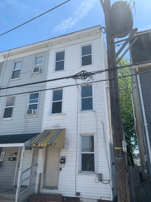 Primary Photo - York City-4 Bedroom 1 Bath House Free Parking