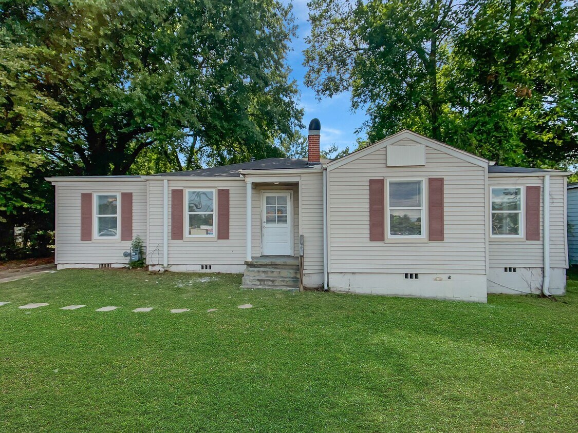 Foto principal - Available Now!!! 4 Bed, 2 Bath Home Close ...