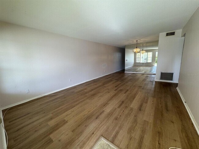 Foto del edificio - 2040 World Pkwy Blvd