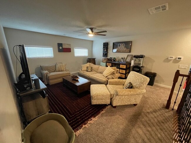 Foto del edificio - 5 Bedroom 3 bath Two Story home