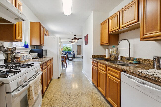 Building Photo - 6123 Marigny St