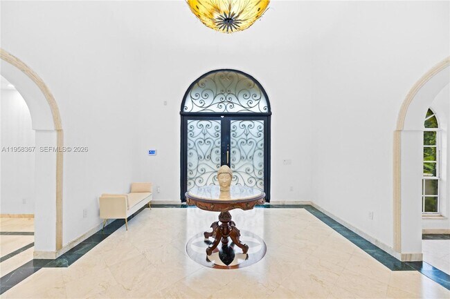 Foto del edificio - 12300 Old Cutler Rd