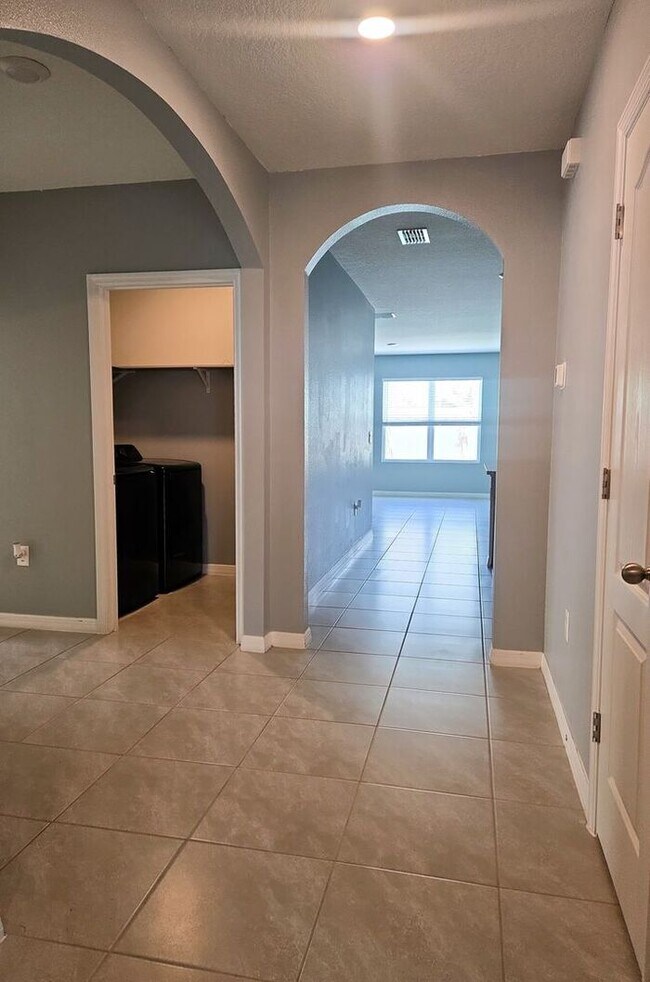Foto del edificio - For Rent | Smart Home Ready 4-Bedroom in S...