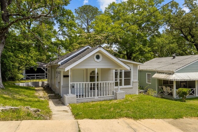 Building Photo - Spacious 4 Bedroom 2 Bath Home