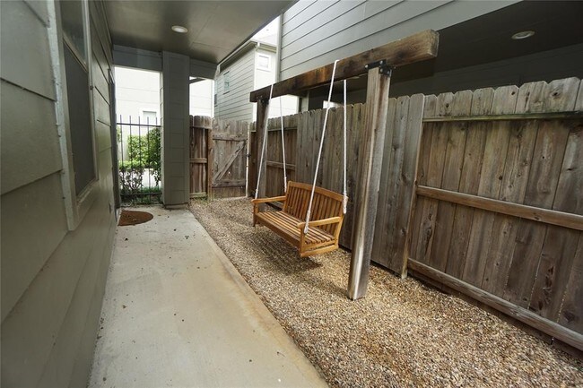 Foto del edificio - Elegant Gated Townhome Offering Unparallel...