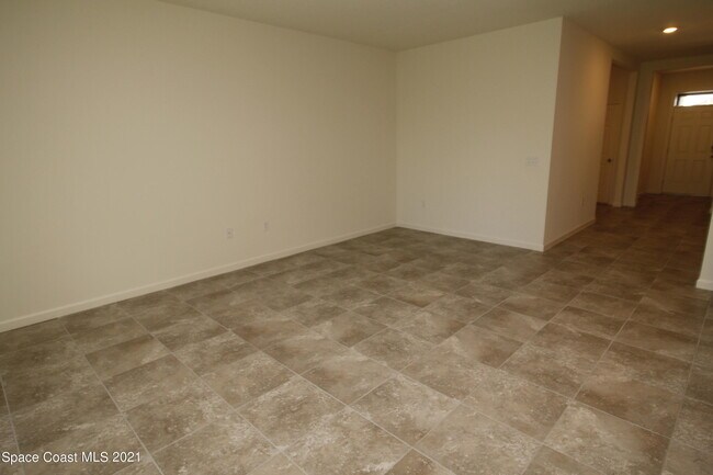 Foto del edificio - 896 Old Country Rd S E