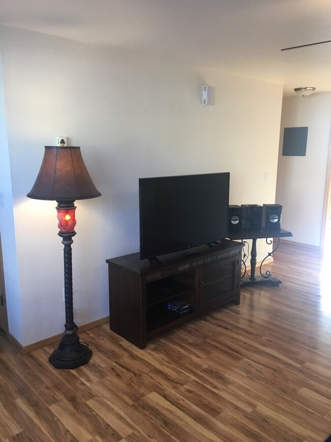 Building Photo - Beautifully Appointed Furnished One Bedroo...