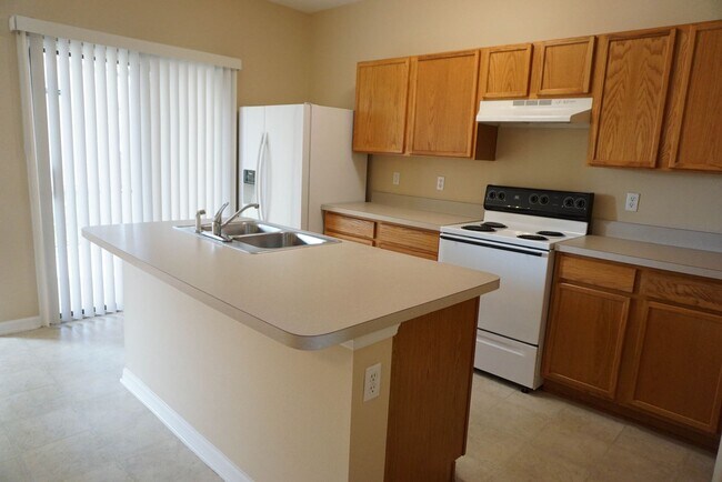 Building Photo - Townhome 2/2.5 with garage and access to Julington Creek amenities