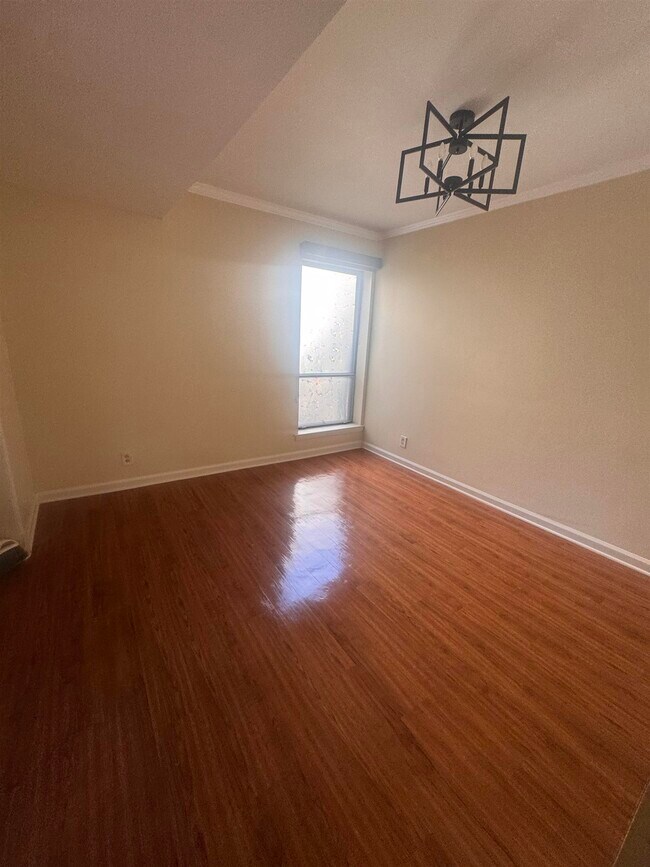 Foto del edificio - 6633 Poplar Woods Cir E