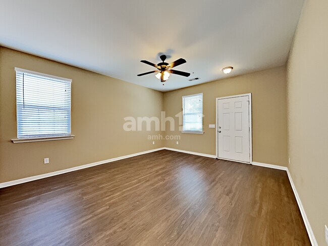 Foto del edificio - 362 Roseglen Dr