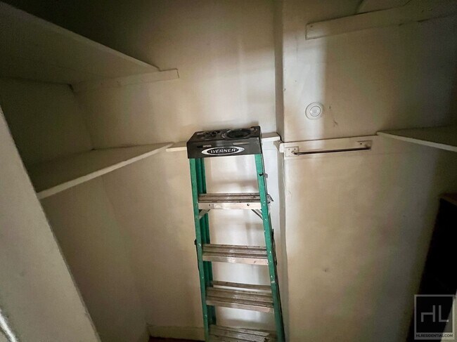 Foto del edificio - 2-Bedroom 1-Bathroom in an amazing Astoria  Location