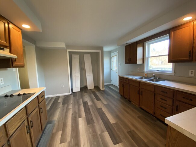 Building Photo - 26 Cedar Grove Ln