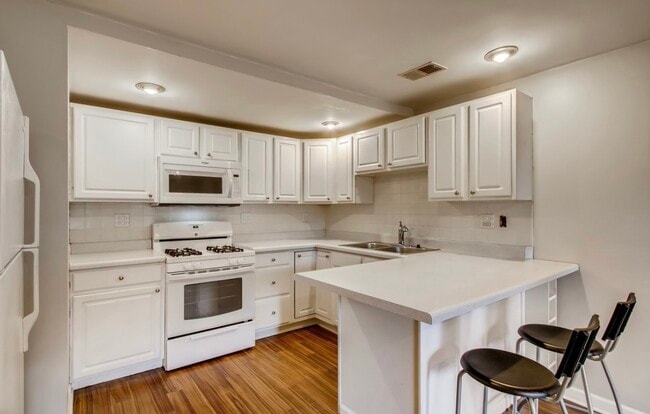 Building Photo - 722 S Oakley Blvd