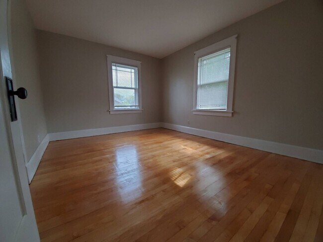 Foto del edificio - Immaculate 4 Bedroom Single Family with Central AC and Detached Garage, parking lane, and Large B...