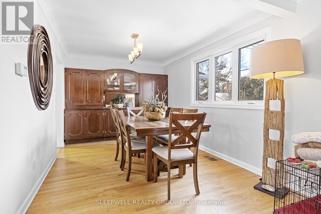 Building Photo - 1874 Rideau Garden Dr