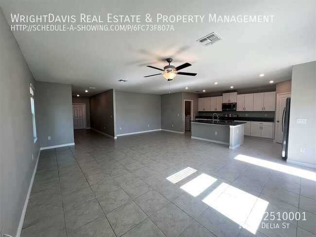 Building Photo - CREEK PRESERVE COMMUNITY OFFERS 5/2/1 CAR ...