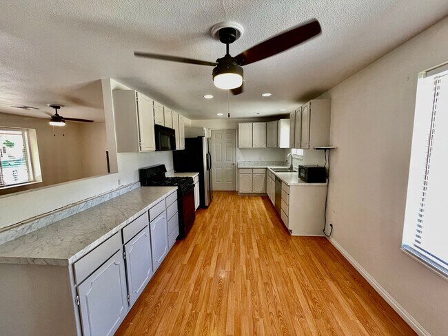 Foto del edificio - Six Bedroom Home in Bloomington Ranches