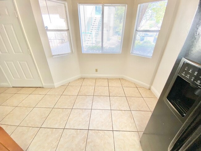 Building Photo - CUTE 2 BEDROOM 2 FULL BATHROOMS FIRST FLOO...