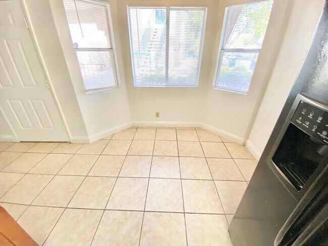 Foto del edificio - CUTE 2 BEDROOM 2 FULL BATHROOMS FIRST FLOO...