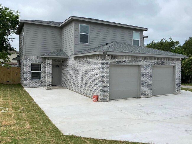 Foto del edificio - 8133-8135 Doreen Avenue