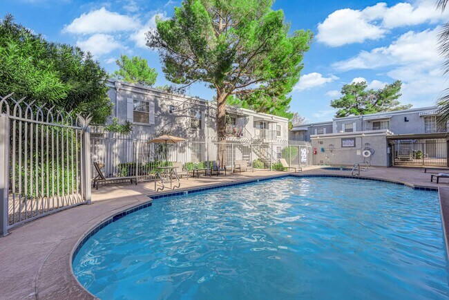 Building Photo - NEWLY REMODELED 2 BEDROOM CONDO!