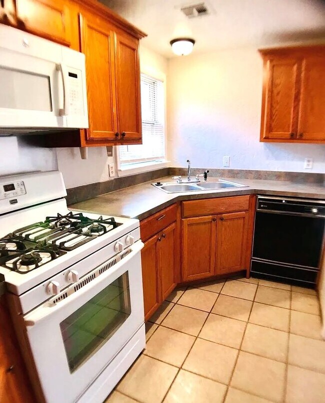 Foto del edificio - 2 bed 1 bath plus BONUS ROOM in Del City