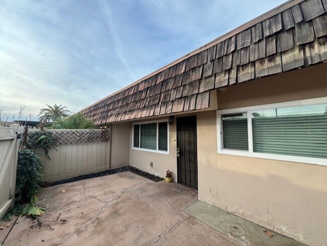 Foto del edificio - Clean 2 Bedroom / 1 Bathroom Condo Near Stockdale Hwy & Real Rd.