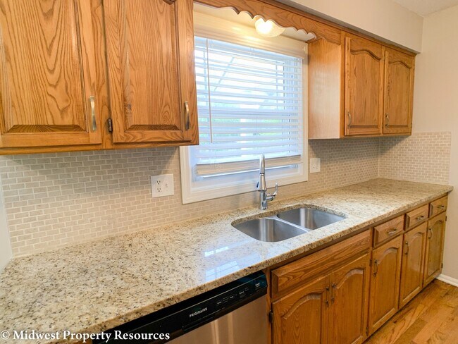 Foto del edificio - Spacious home with so many updates!  3 bedroom 2.5 baths in Blue Springs
