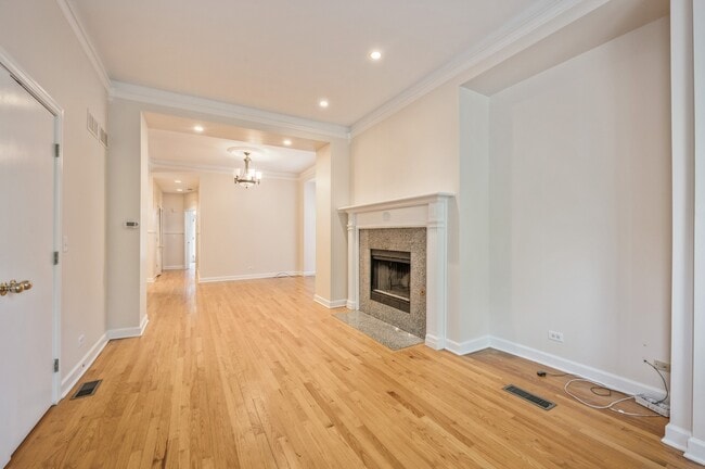 Building Photo - 2121 W Schiller St
