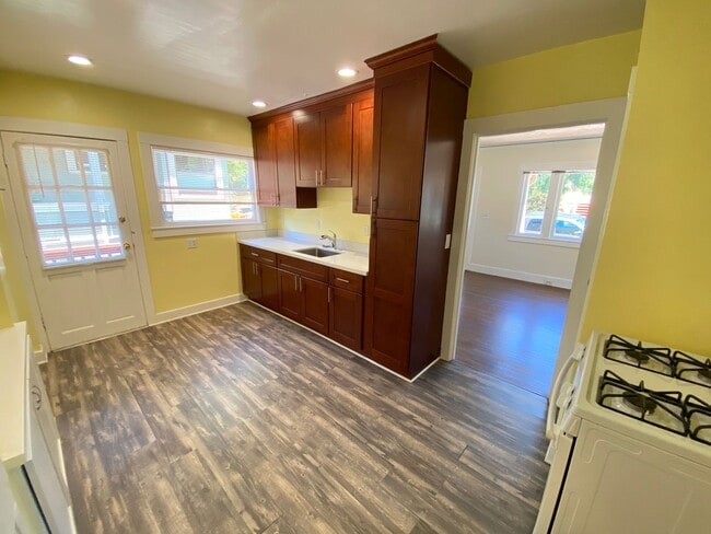 Building Photo - PRINCE STREET Triplex