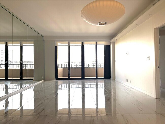 Foto del edificio - 251 Crandon Blvd